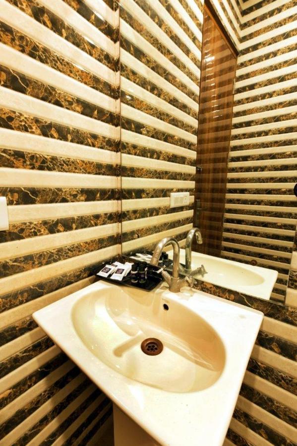 Hotel Viva Palace By Opo Új-Delhi Kültér fotó